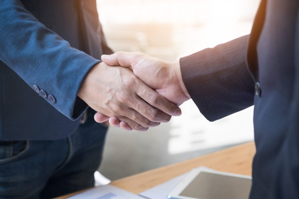 Grupo Consultor - dos hombres de negocios confia en estrechar la mano durante una reunion en la oficina el exito el trato el saludo y el concepto de socio