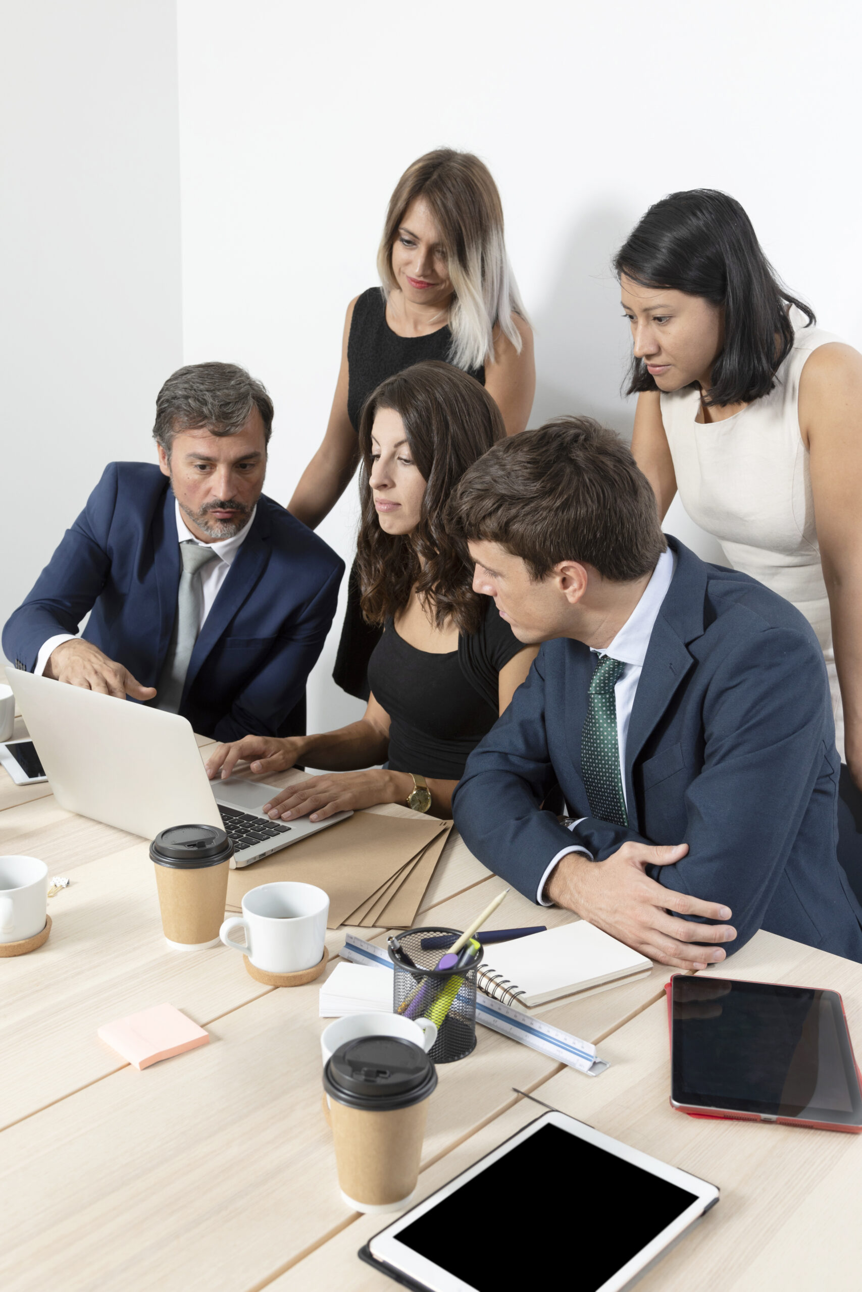 Grupo Consultor - empleados profesionales que colaboran tiro medio scaled